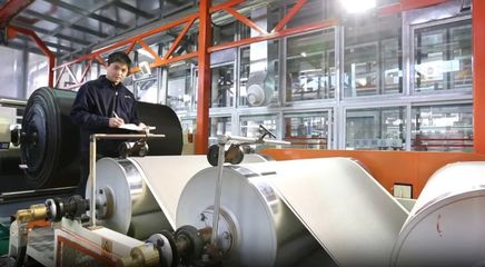 無溶劑聚氨酯復(fù)合材料生產(chǎn)線。肥西縣委宣傳部供圖